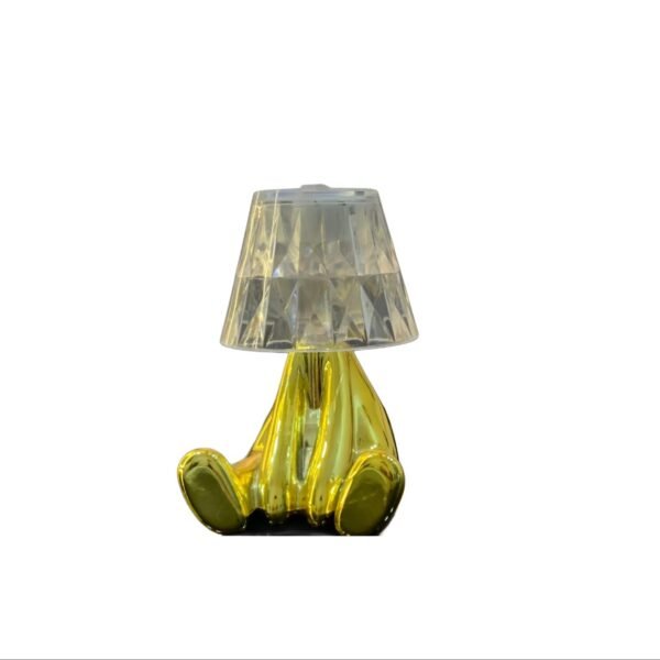 الوناسة الجالسة مع اليد بين الرجلين