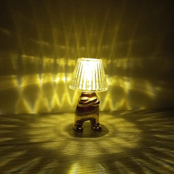 الوناسة الواقفة مع اليد مربعة