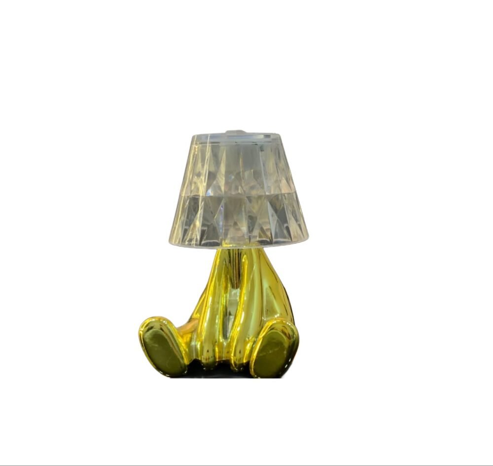 الوناسة الجالسة مع اليد بين الرجلين